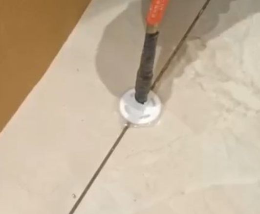 寿县瓷砖空鼓维修公司专业解答瓷砖在铺贴过程中，如果没有涂抹均匀到位的粘结材料（如水泥砂浆或瓷砖胶），可能会导致以下问题